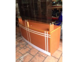 THANH LÝ QUẦY LỄ TÂN MẶT KÍNH CÓ HỘC VÀ CỬA 2 CÁNH MỞ